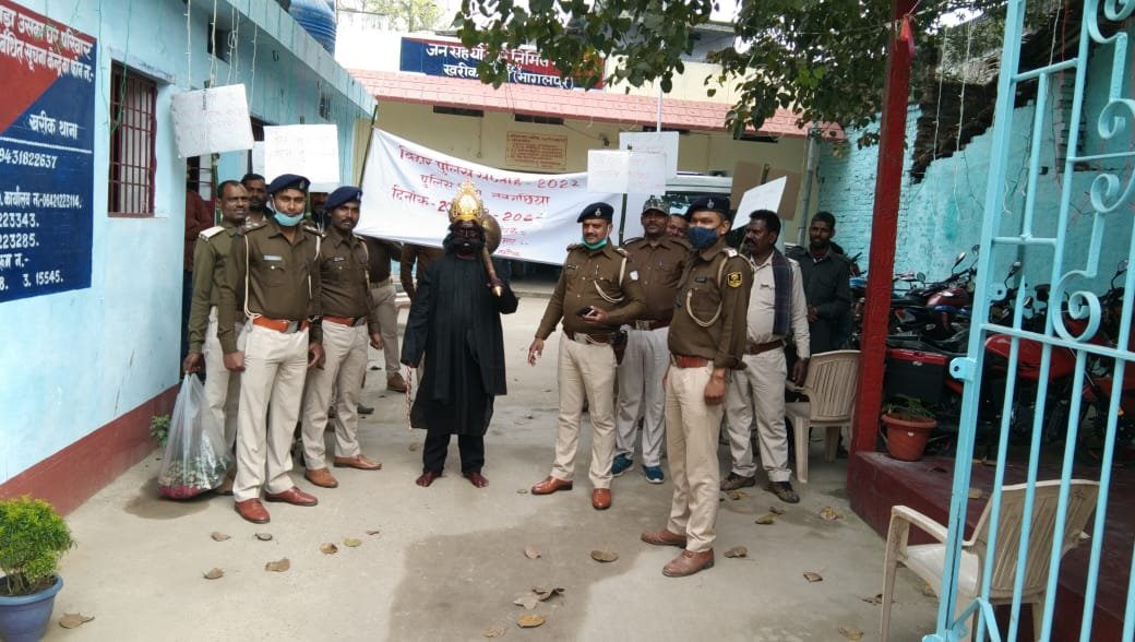 बिहार पुलिस सप्ताह समारोह खरीक पुलिस ने बाइक सवारों से हेलमेट लगाने की अपील की<br>कहा। ठहरिए, आज फाइन नहीं लेंगे, लेकिन खुद की सुरक्षा के लिए गुलाब तो स्वीकार कीजिए 2 img 20220228 wa00422604031204644436182