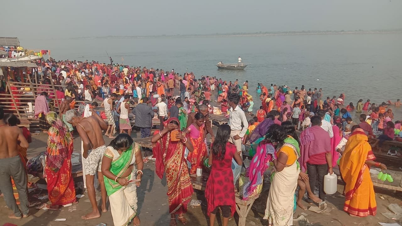 महाशिवरात्रि के दिन अजगैविनाथ मंदिर मे लाखों शिव भक्तों एंव हजारों कांवडियों ने किये बाबा भोलेनाथ की पुजा । । 2 img 20220301 wa00176799267060252685936