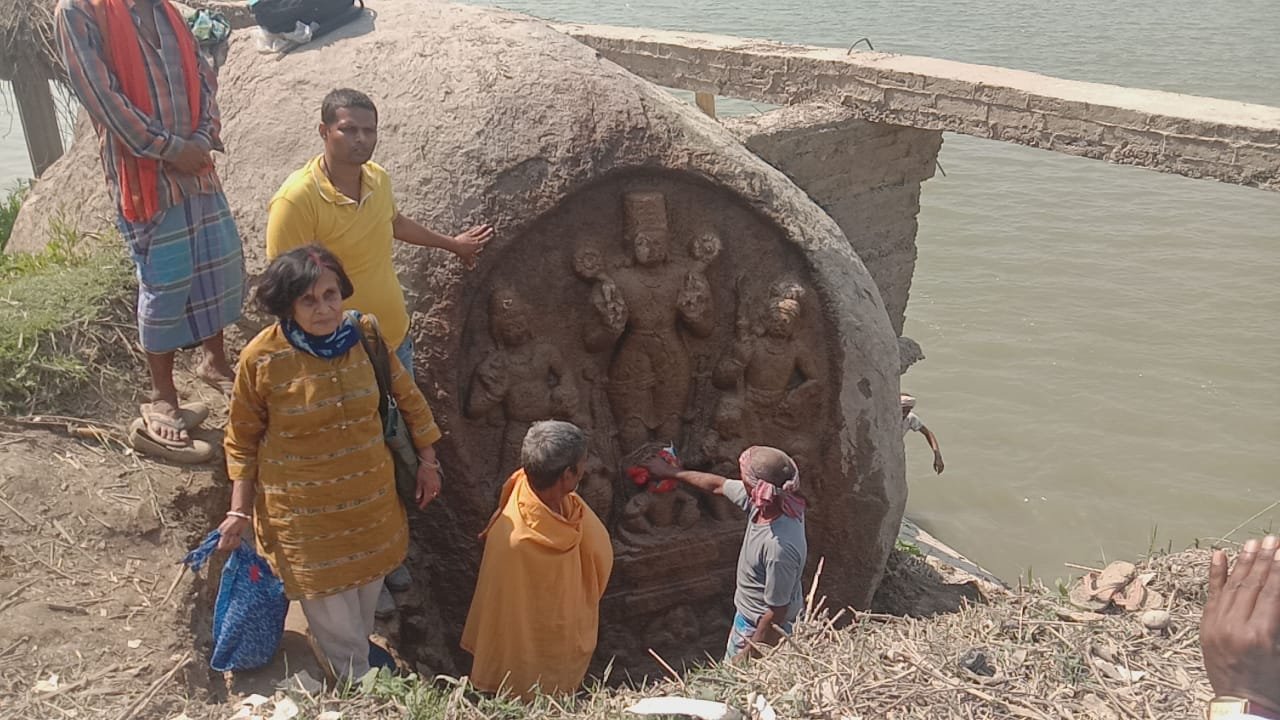 अजगैविनाथ धाम मे लंदन के लेखक डॉ.रोमा बसु पहुचे।मंदिर पर लिखेंगे पुस्तक ।। Inquilabindia 3 img 20220308 wa00354512516276637464061
