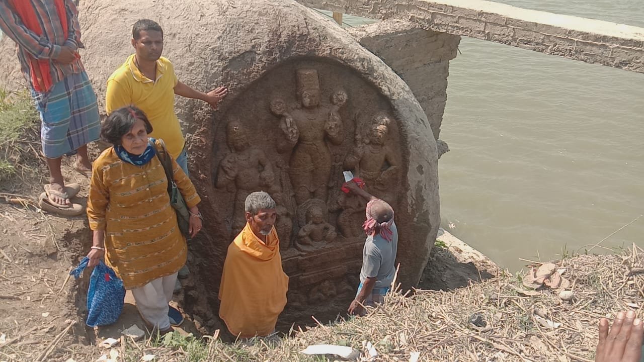 अजगैविनाथ धाम मे लंदन के लेखक डॉ.रोमा बसु पहुचे।मंदिर पर लिखेंगे पुस्तक ।। Inquilabindia 2 img 20220308 wa00367268354303669677443