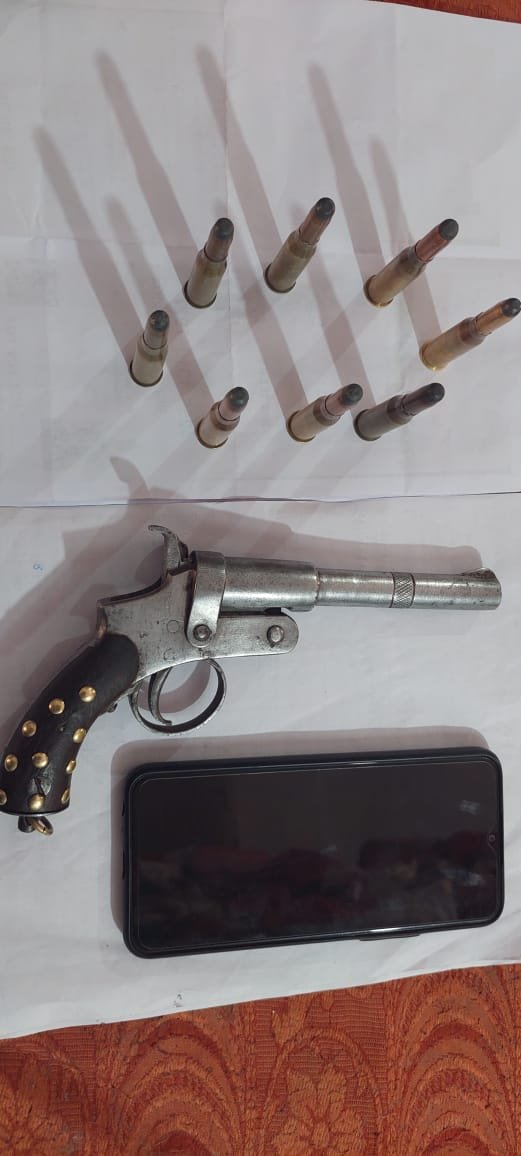 बिहपुर पुलिस ने हथियार-गोली के साथ दो कुख्यात अपराधी को किया गिरफ्तार ।। Inquilabindia 2 img 20220311 wa01477325473108741713743