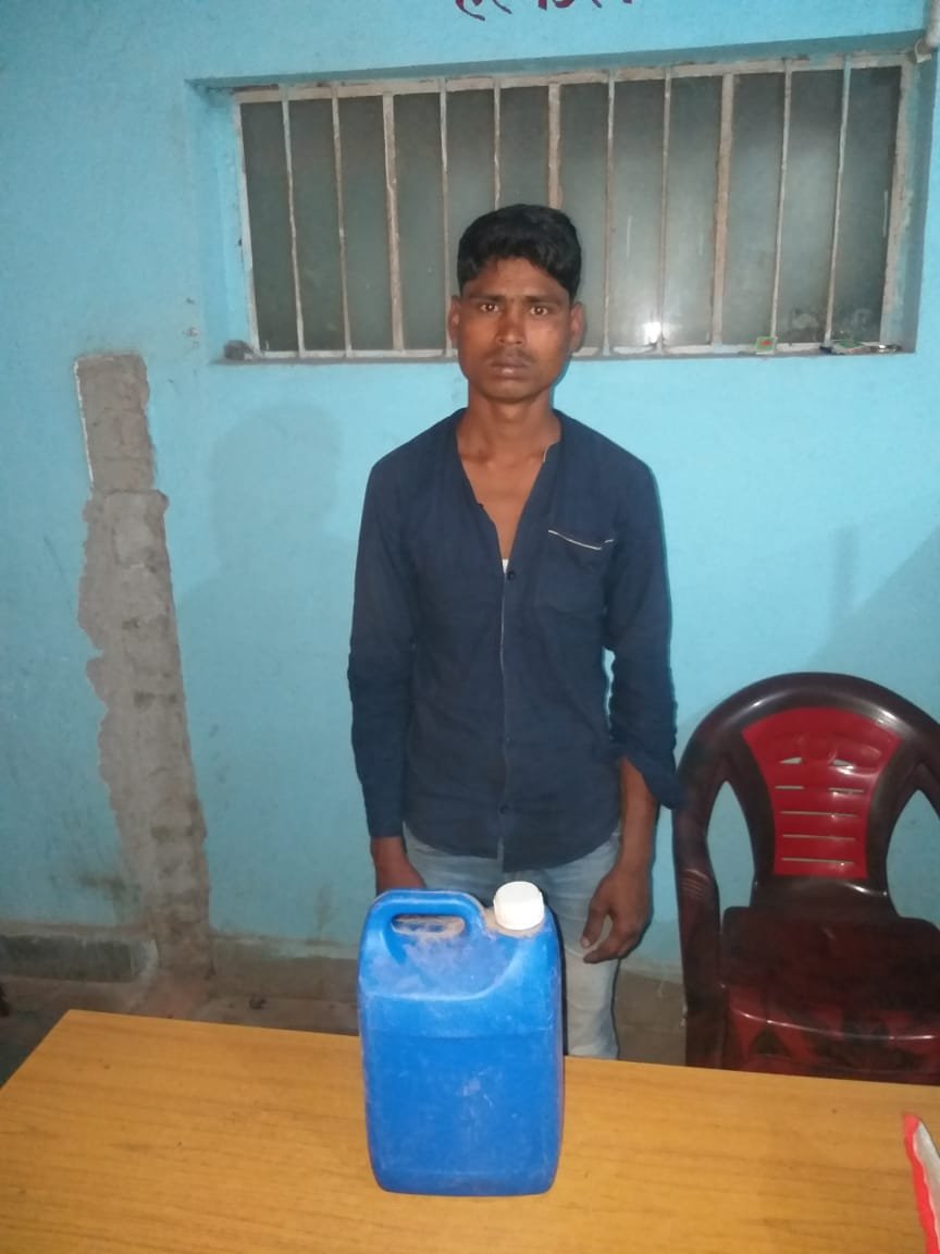 सुलतानगंज पुलिस ने होली पर्व को लेकर विभिन्न जगहों मे विशेष छापेमारी अभीयान चलाकर 21किलो गांजा व शराब कारोबारी सहित नशे मे धुत 5 लोगों को गिरफ्तार किये।। 3 img 20220317 wa0008695527648498017170