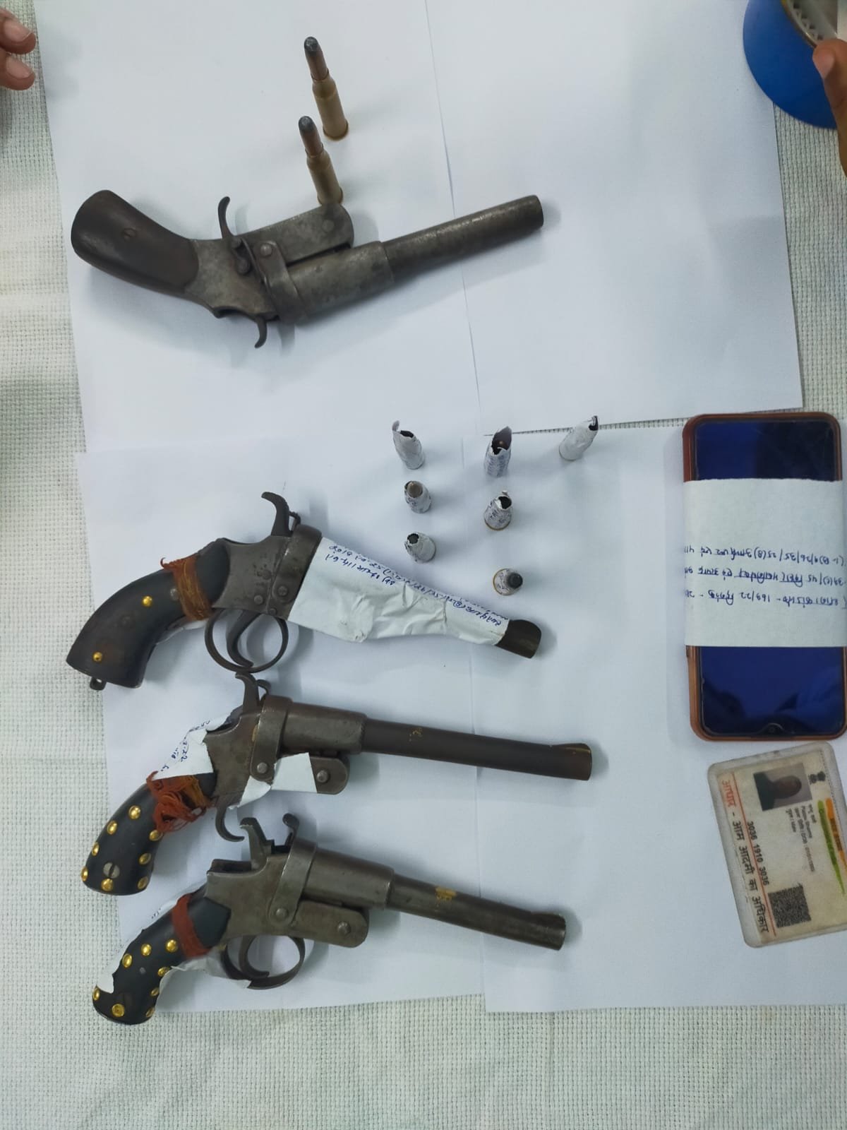 शराब सेवन कर रहे कई हथियारबंद अपराधकर्मी हुए फरार, एक अपराधी देशी कट्टा के साथ धराया ।। Inquilabindia 2 img 20220330 wa00055940583858967438532