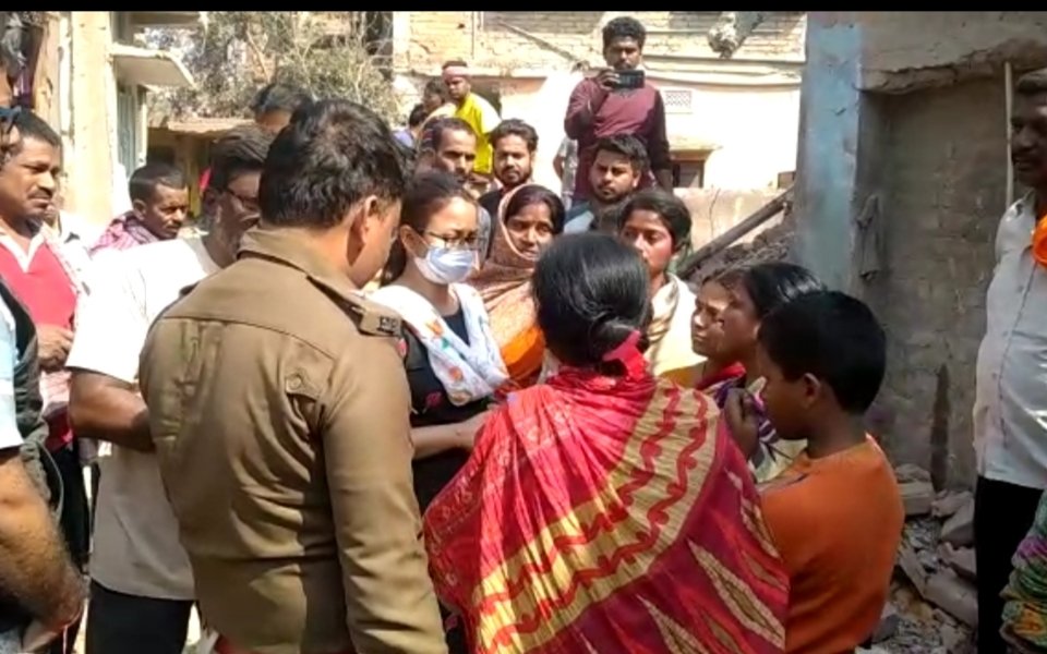बम ब्लास्ट में आहत हुए परिजनों ने घर तोड़ने पर लगाई पाबंदी, अपनी मांगों को ले बैठे धरना पर ।। Inquilabindia 2 screenshot 20220307 0633326760559773350828238