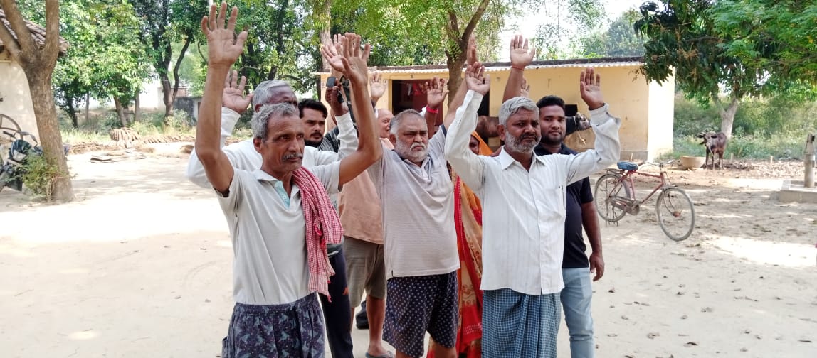 परहत गांव सभा के कोटेदार पर ग्रामीणों ने खाद्य वितरण पर लगाए गंभीर आरोप 1 IMG 20220402 WA0002