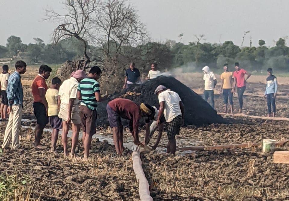 खेत में लगी भीषण आग लाखों की अनाज जलकर स्वाहा 3 IMG 20220404 WA0017