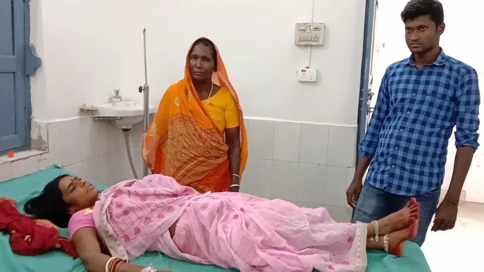 मतदान कर घर वापसी में वार्ड प्रतिनिधि को मारी ठोकर स्थिति नाजुक 2 IMG 20220404 WA0021