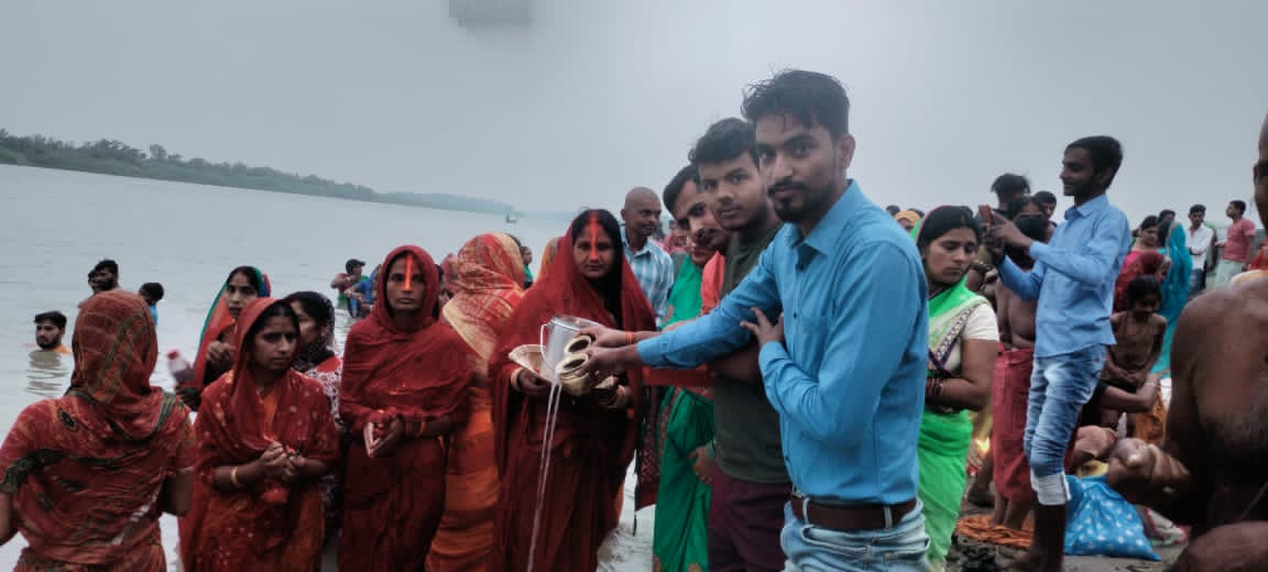 Chhath puja - उदयीमान सूर्य की पूजा अर्चना कर छठ पूजा का हुआ समापन // INQUILABINDIA 4 IMG 20220408 WA0008