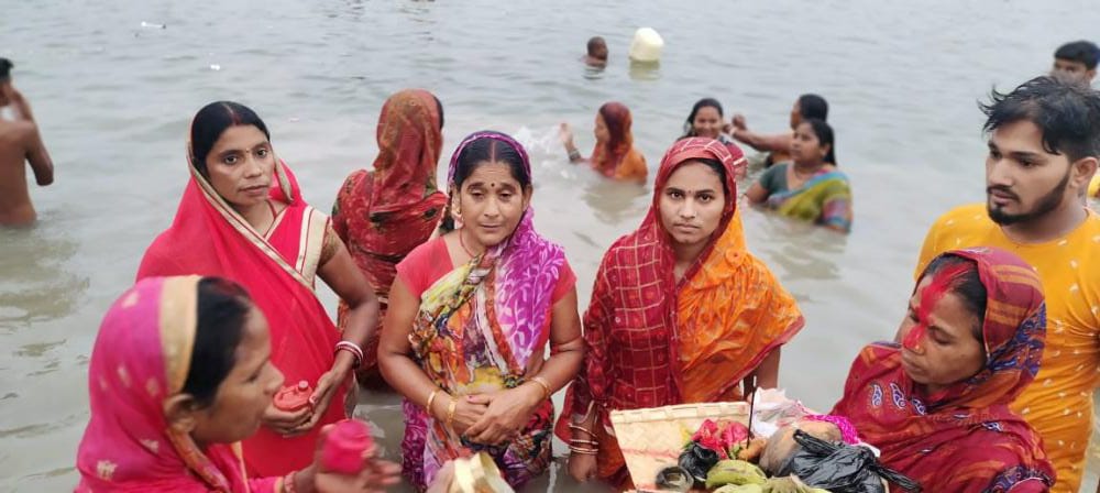 Chhath puja - उदयीमान सूर्य की पूजा अर्चना कर छठ पूजा का हुआ समापन // INQUILABINDIA 5 IMG 20220408 WA0011