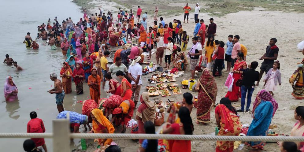 Chhath puja - उदयीमान सूर्य की पूजा अर्चना कर छठ पूजा का हुआ समापन // INQUILABINDIA 2 IMG 20220408 WA0012 1