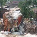 मैदा लदा ट्रक गढ्ढे में उतरा, बाल बाल बचे लोग, चालक-उपचालक आंशिक रूप से घायल ।। Inquilabindia