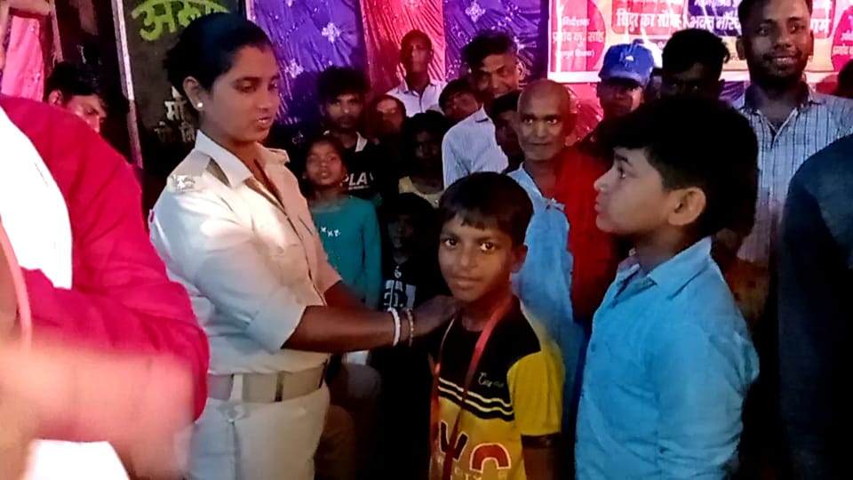 चैती दुर्गा मेला में शारीरिक कलाबाजियां में प्रशांत कुमार बेहतरीन कला दिखा हुए सम्मानित 9 IMG 20220412 WA0009 1