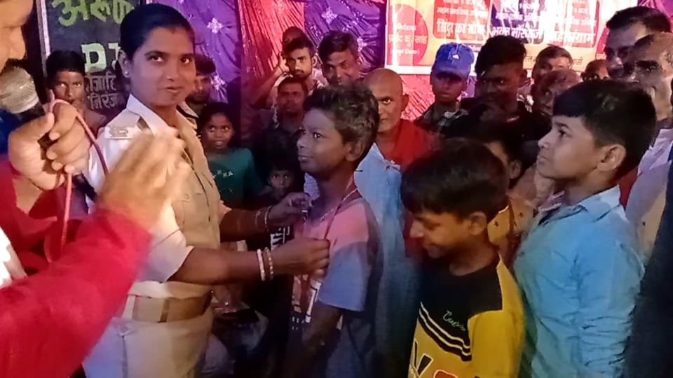 चैती दुर्गा मेला में शारीरिक कलाबाजियां में प्रशांत कुमार बेहतरीन कला दिखा हुए सम्मानित 10 IMG 20220412 WA0014 2