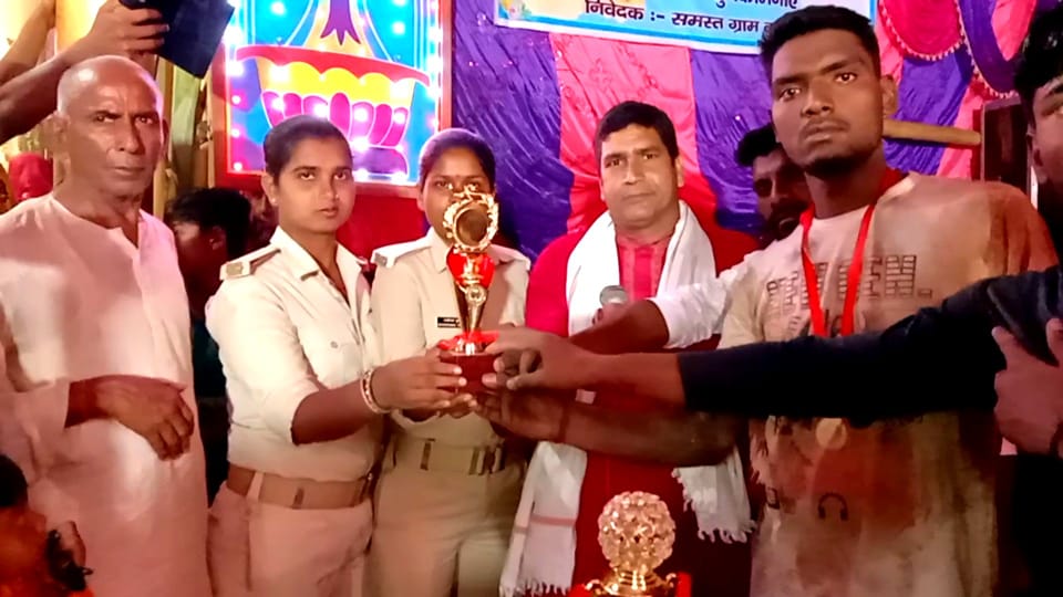 चैती दुर्गा मेला में शारीरिक कलाबाजियां में प्रशांत कुमार बेहतरीन कला दिखा हुए सम्मानित 4 IMG 20220412 WA0017 1
