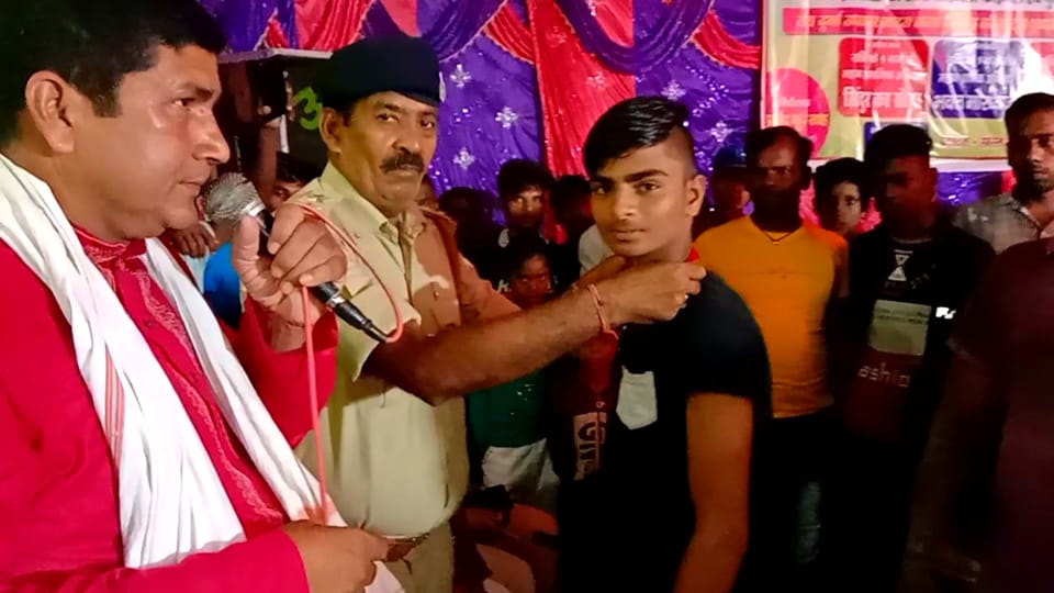 चैती दुर्गा मेला में शारीरिक कलाबाजियां में प्रशांत कुमार बेहतरीन कला दिखा हुए सम्मानित 11 IMG 20220412 WA0018 2