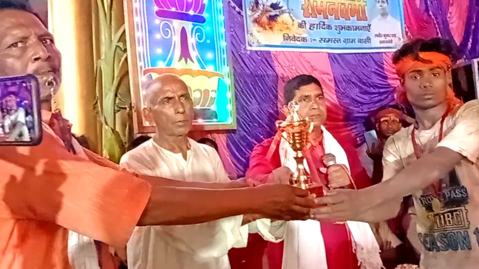 चैती दुर्गा मेला में शारीरिक कलाबाजियां में प्रशांत कुमार बेहतरीन कला दिखा हुए सम्मानित 6 IMG 20220412 WA0021 1