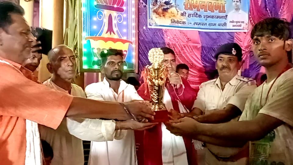 चैती दुर्गा मेला में शारीरिक कलाबाजियां में प्रशांत कुमार बेहतरीन कला दिखा हुए सम्मानित 7 IMG 20220412 WA0024 1