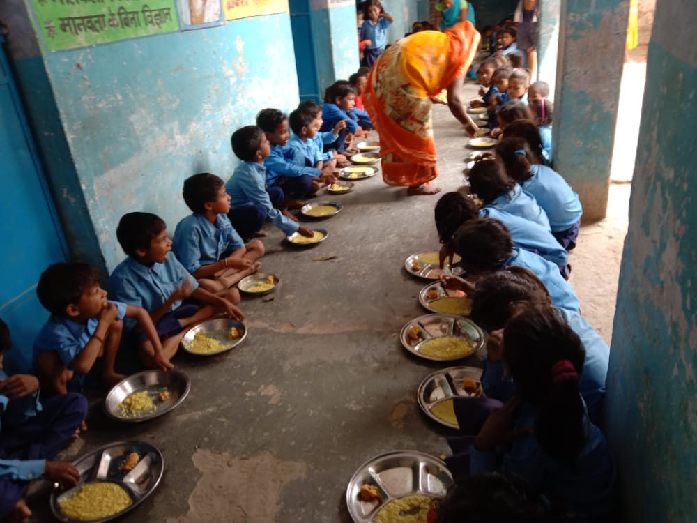 विद्यालय एमडीएम में अनियमितता को लेकर भड़के ग्रामीण युवा 7 IMG 20220413 WA0003