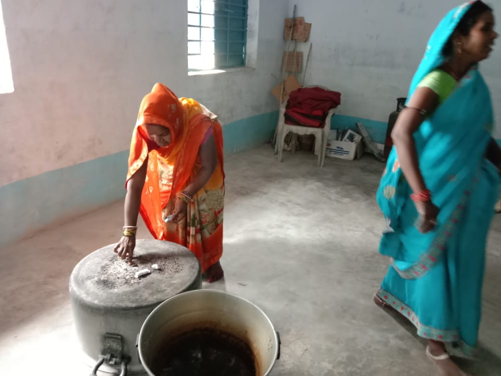 विद्यालय एमडीएम में अनियमितता को लेकर भड़के ग्रामीण युवा 3 IMG 20220413 WA0006