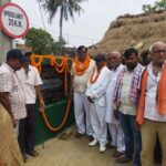 खानपुर पंचायत के आभा रतनपुर गांव मे पीसीसी सडक का उदघाटन विधायक डॉ।प्रो।ललित नारायण मंडल ने संयुक्त रुप से फिता काट किए।