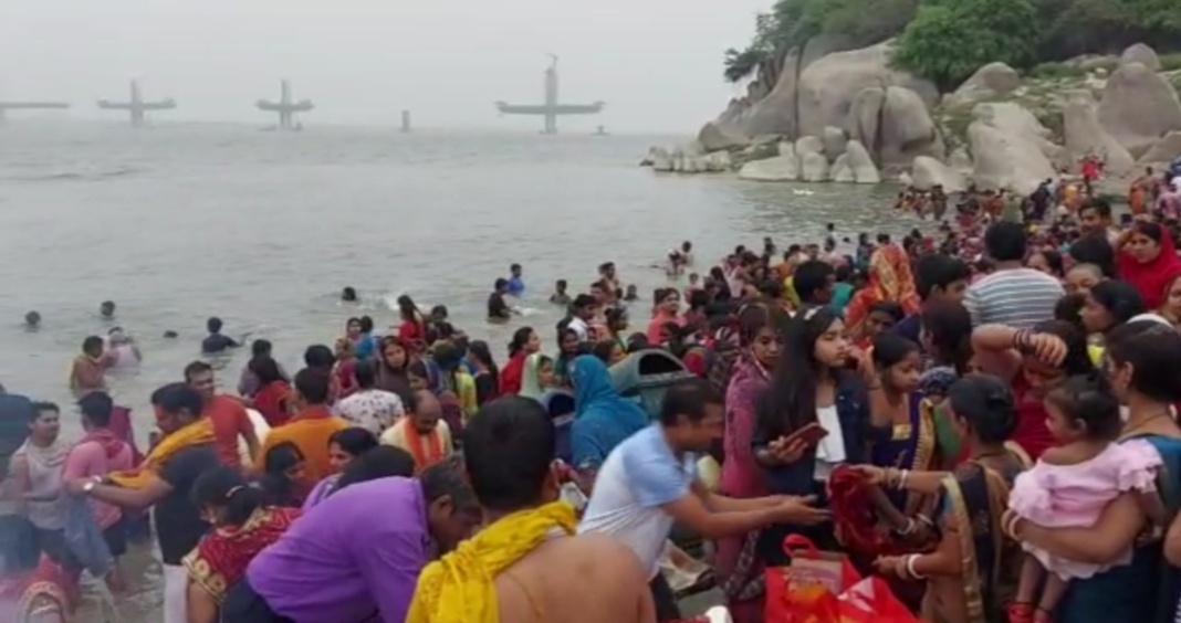 चैती छठ मईया को उदयमान सुर्य को अर्घ्य देने हजारों श्रद्धालुओं अजगैविनाथ गंगा घाट पहुचकर दिए अर्घ्य। 1 IMG 20220409 144558