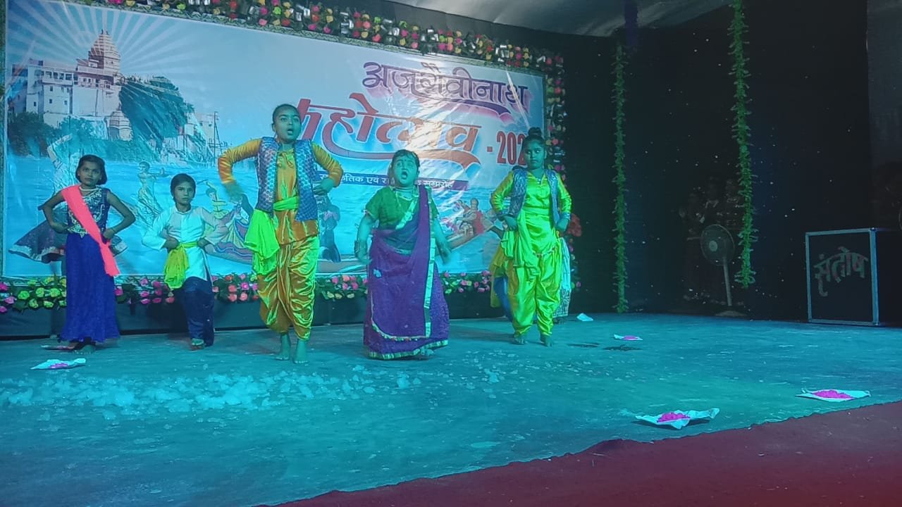 अजगैविनाथ महोत्सव 2022 कार्यक्रम का उदघाटन कॉलेज के प्रार्चाय अमरकांत सिंह ने संयुक्त रुप से दिप प्रज्वलित कर किए ।। Inquilabindia 3 img 20220402 wa00711653541043832095730