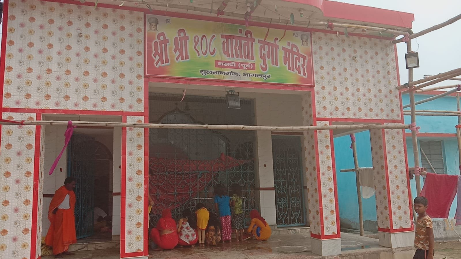चैती नवरात्र के दुसरे दिन विभिन्न मंदिरों मे पुजा अर्चना के लिए उमडी भीड़ ।। Inquilabindia 2 img 20220403 wa00315454095595113205320