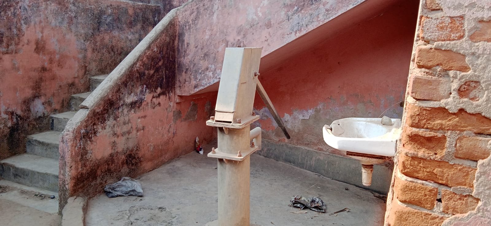 स्कुल मे मध्यान भोजन बंद होने पर तेज धुप मे स्कुली बच्चों को भोजन के लिए जाना पड रहा घर,हो रही परेशानी।। 2 img 20220406 wa00047224203451826563475