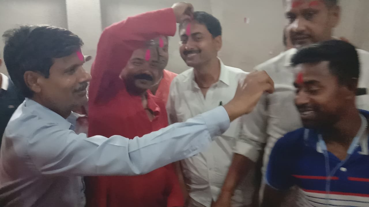 एमएलसी प्रत्याशी विजय सिंह के जीत की खुशी में विधायक के आवास पर एनडीए कार्यकर्ताओं ने मनाया जश्न। 2 img 20220409 wa00593599846211489604772