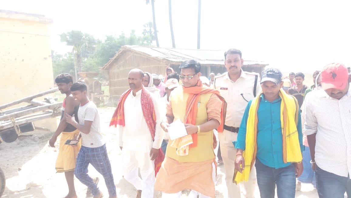 बिहपुर विधायक शैलेंद्र कुमार ने नारायणपुर प्रखंड के कसमाबाद पंचायत के दुधैला व बैकुंठपुर गांव का किए निरक्षण ।। Inquilabindia 3 img 20220415 wa00383035235571211380883