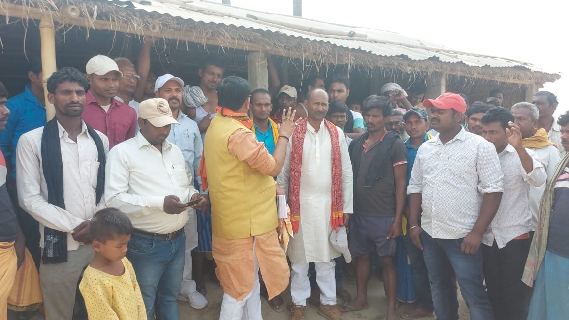 बिहपुर विधायक शैलेंद्र कुमार ने नारायणपुर प्रखंड के कसमाबाद पंचायत के दुधैला व बैकुंठपुर गांव का किए निरक्षण ।। Inquilabindia 2 img 20220415 wa00392326611760849408568