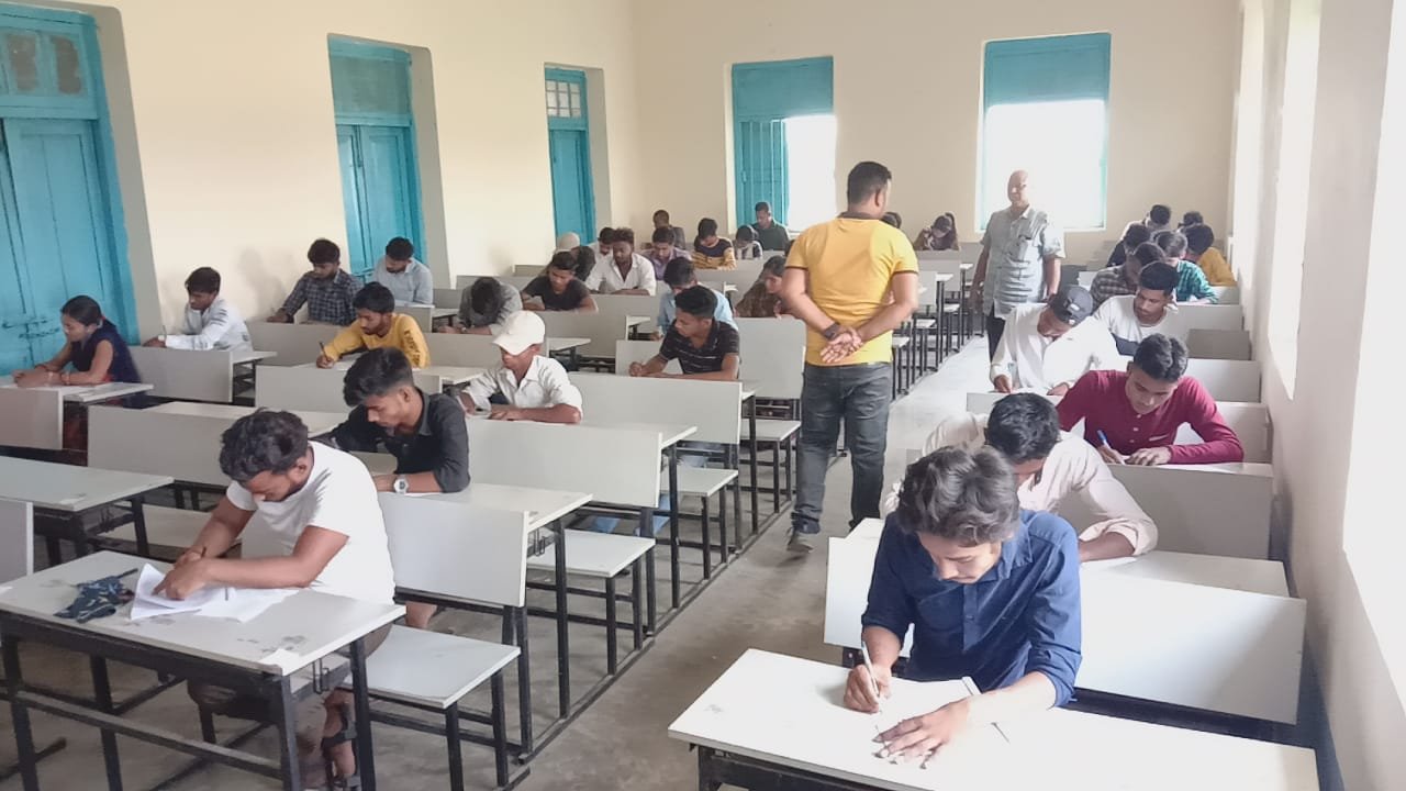 सुलतानगंज मुरारका महाविद्यालय मे बीए पार्ट वन कि परिक्षा कडी सुरक्षाओ के बीच हुए प्रारंभ।। 2 img 20220426 wa00417552396088152250102