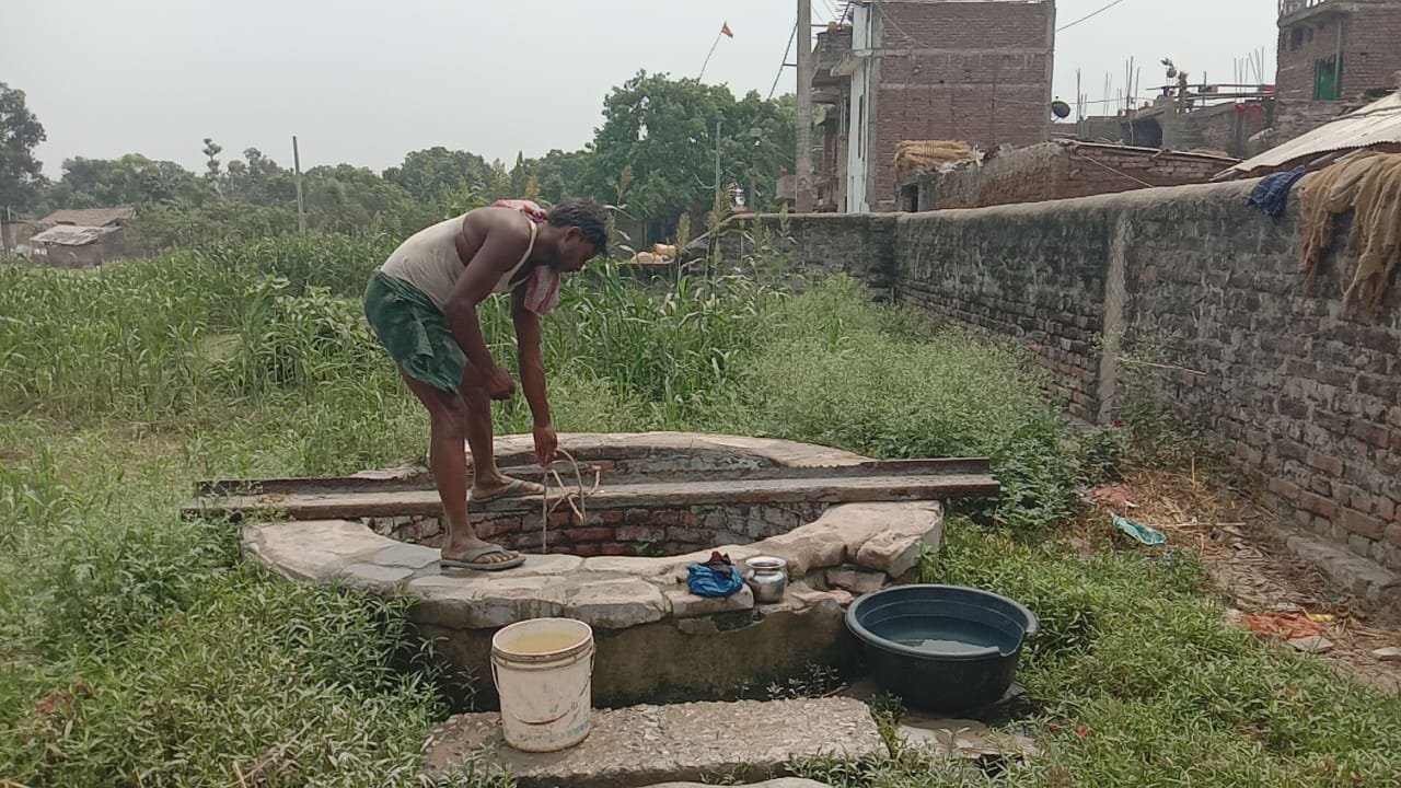 मसदी पंचायत मे विघालय सहित वार्ड मे जलनल योजनाओं का लाभ नहीं मिलने से बच्चे सहित ग्रामीणों पानी पीने में हो रही परेशानी। 2 img 20220430 wa00048617166018444469643