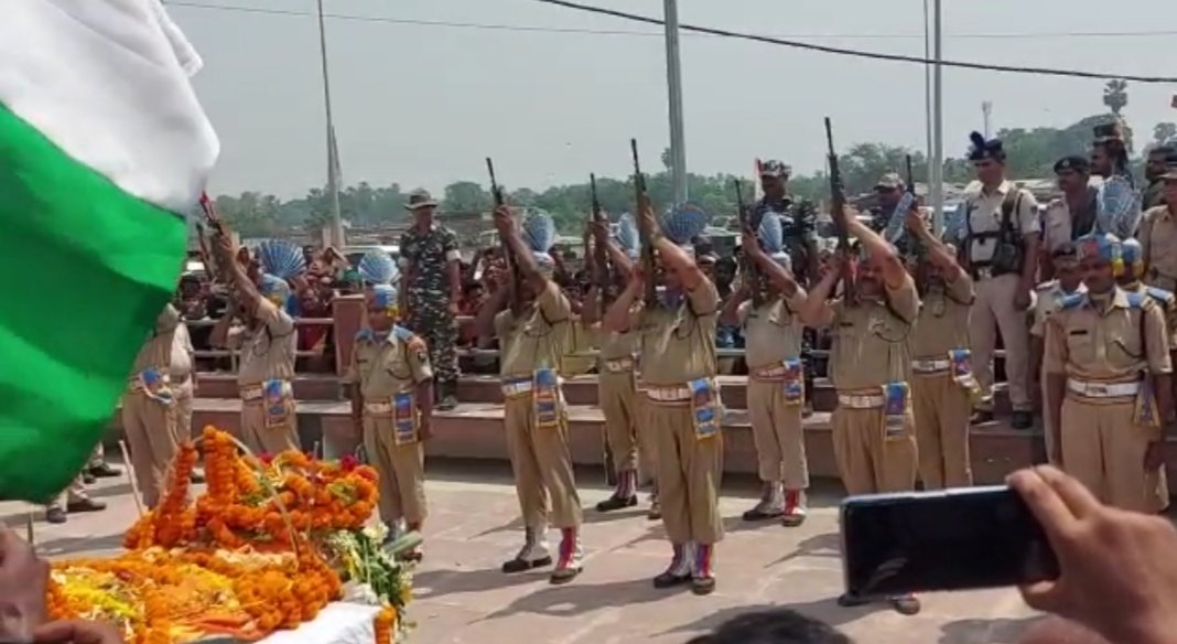 पुलवामा हमले मे शहीद हुए विर जवान को प्रशासनिक अधिकारियों ने सुलतानगंज गंगा घाट मे दि श्रद्धांजलि ।। Inquilabindia 2 screenshot 20220406 2210005858785165470516386