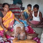 जरा सुन लो सरकार दुखिया की गुहार, जिंदगी छोड़ मौत के पास पहुंच मांग रहा मदद