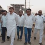 सुलतानगंज अगुवानी पुल का निरक्षण करने भागलपुर के कोंग्रेस विधायक अजीत शर्मा कार्यकर्ताओं के साथ पहुचे।