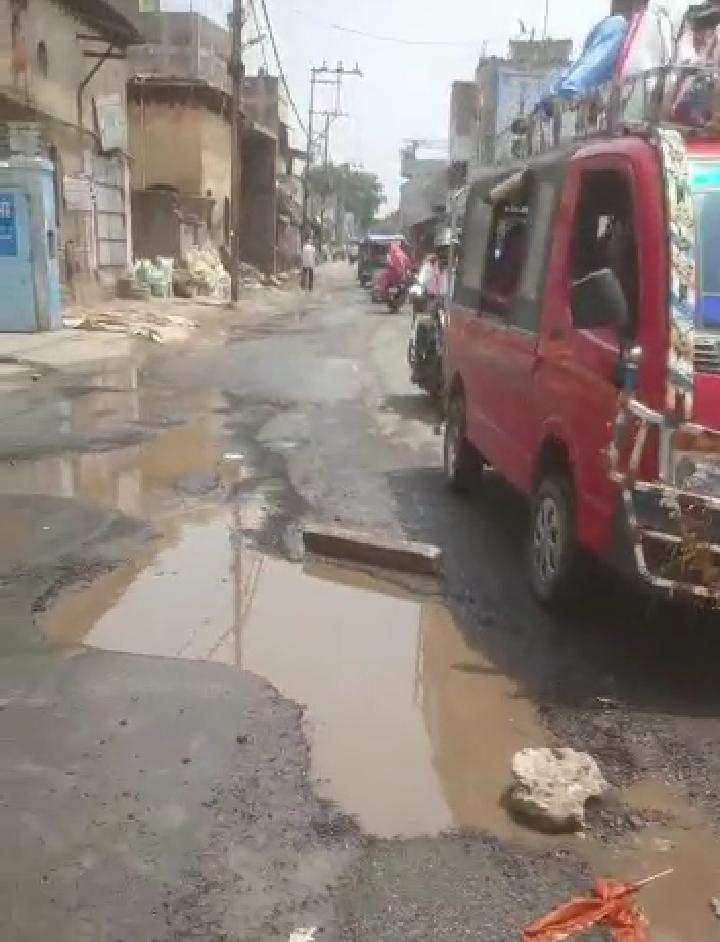 सुलतानगंज नगर परिषद के वार्ड 14 व 1 मे नाला कि सफाई ,सफलाई पाईप फटने पर सडक पर हुए गड्ढे सफर कर लोग हो रहे दुर्घटना ग्रस्त। 1 IMG 20220502 WA0054