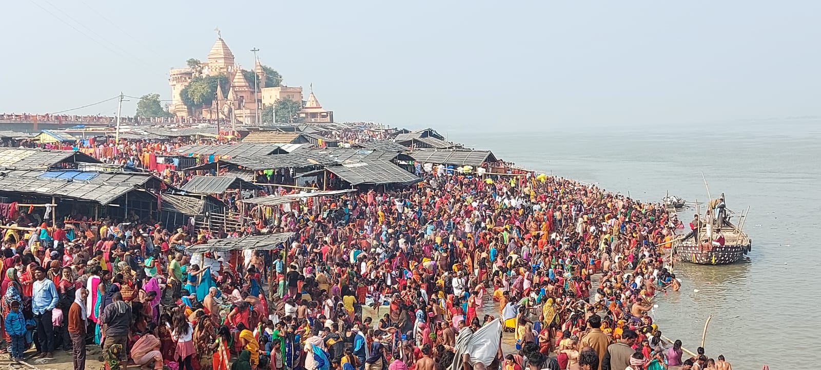 अक्षय तृतीया के मौके पर सुल्तानगंज के अजगैबीनाथ के उत्तरवाहिनी गंगा तट पर उमड़ी श्रद्धालुओं की भीड़। 1 IMG 20220504 WA0004