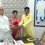 जिला परिषद सदस्या आशा जयसवाल अपने कार्यकर्ताओं के साथ पार्टी की मजबूती के लिये राजद के प्रदेश अध्यक्ष सहित पुर्व मंत्री किये मुलाकात।