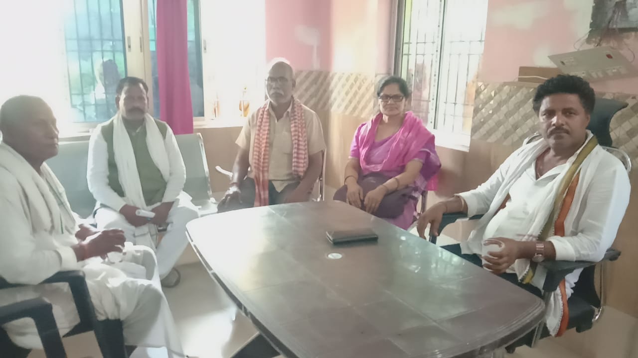 प्रखंड शिक्षा पदाधिकारी ने उत्क्रमित मध्य विघालय का भार उत्क्रमित उच्च विघालय को दिये। IMG 20220507 WA0007