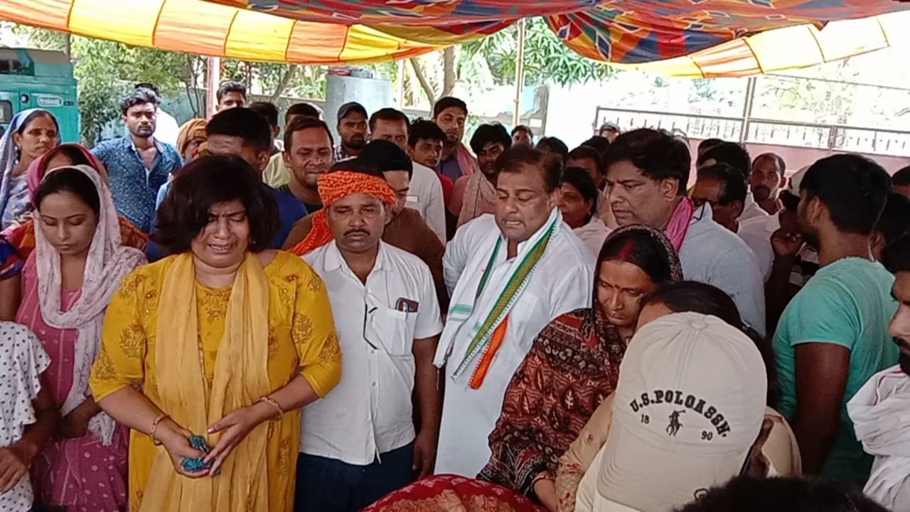 कांग्रेस के राष्ट्रीय सचिव डॉ चंदन के मां की अंतिम यात्रा में पहुंच सैकड़ों समर्थक 5 IMG 20220507 WA0015