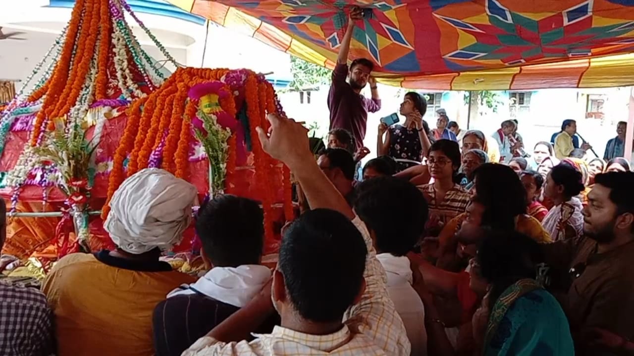 कांग्रेस के राष्ट्रीय सचिव डॉ चंदन के मां की अंतिम यात्रा में पहुंच सैकड़ों समर्थक 2 IMG 20220507 WA0018