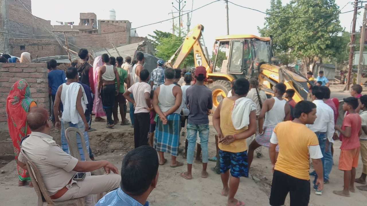 अजगैबीनाथ. धाम मे विश्व प्रसिद्ध श्रावणी मेला की तैयारी को लेकर जिला प्रशासन के निर्देश पर अधिकारियों ने अतिक्रमण मुक्त अभीयान कि शुरुआत किये ।। 1 IMG 20220512 WA0091