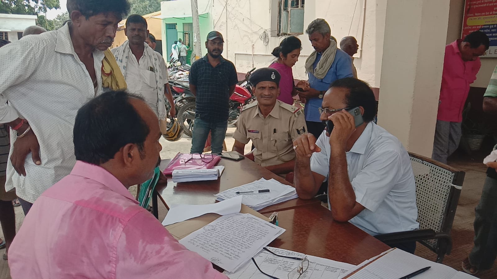 सुलतानगंज थाना परिसर मे लगा जनता दरबार छःकेस मे दो केस का हुआ निष्पादन ।। Inquilabindia 1 IMG 20220515 WA0013