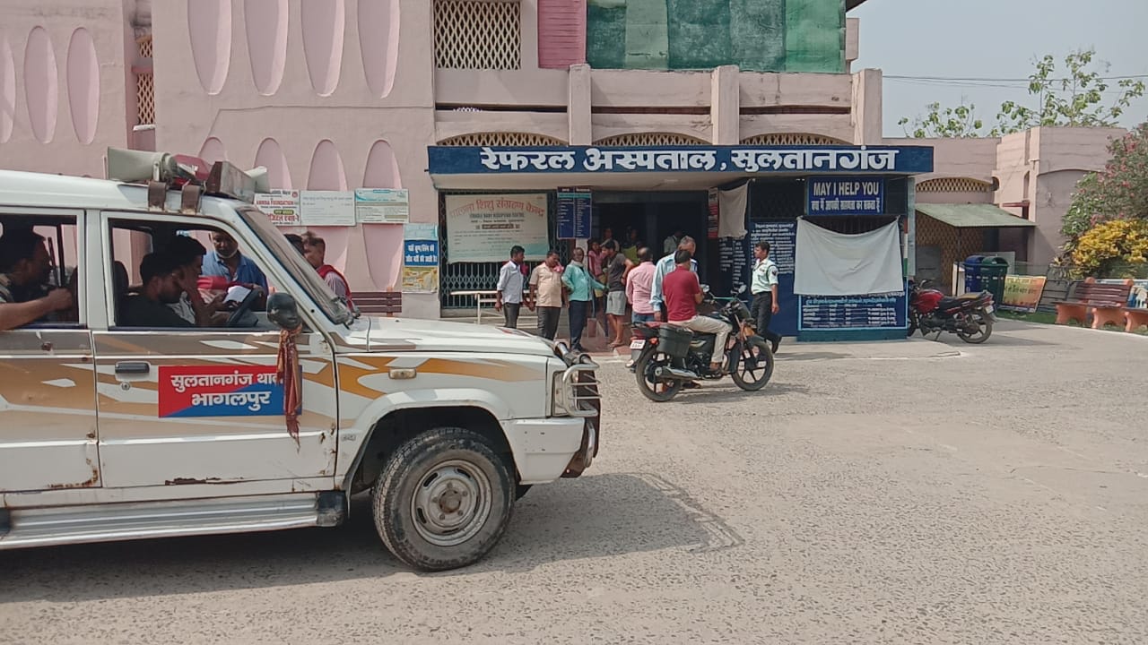जहांगीरा गांव के समिप मोटरसाइकिल व साईकिल मे भीषण टक्कर होने पर दो सिपाई सहित एक युवक गंभीर रुपय से घायल। IMG 20220519 WA0020