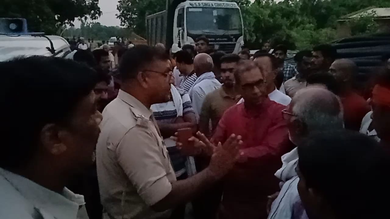 घंटों विरोध प्रदर्शन के बाद इंo निलेश कुमार के परिजनों को मुआवजा का मिला आश्वासन 2 IMG 20220520 WA0003 1