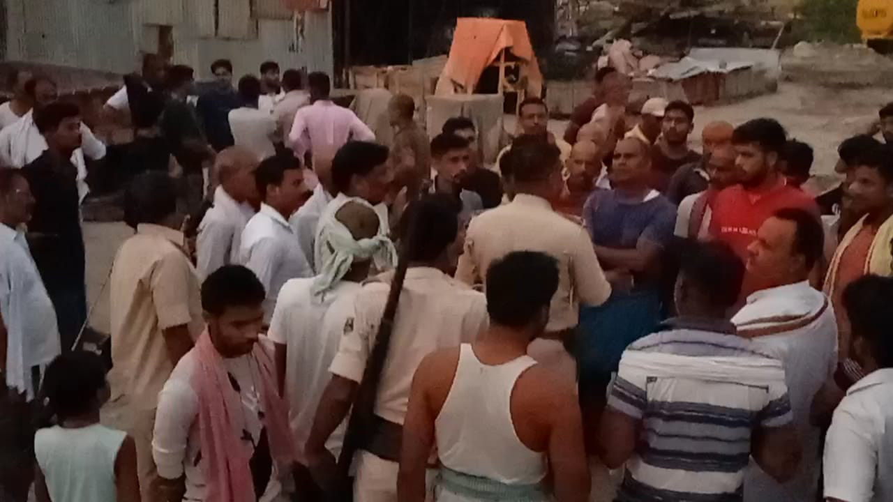 घंटों विरोध प्रदर्शन के बाद इंo निलेश कुमार के परिजनों को मुआवजा का मिला आश्वासन 3 IMG 20220520 WA0004 1
