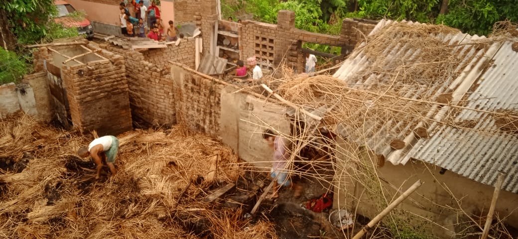 आग लगने से चार घर जलकर राख लाखों रुपए का नुकसान ।। Inquilabindia IMG 20220520 WA0203