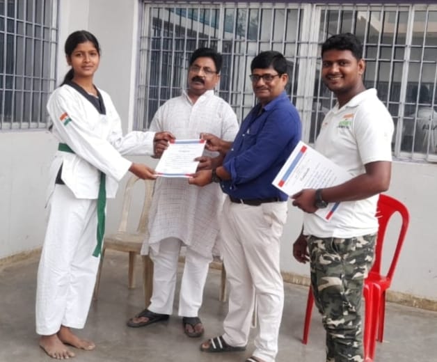 एसपीएस ताइक्वांडो प्रशिक्षण केंद्र नवगछिया ओर से खिलाड़ियों को दिया गया प्रमाण पत्र ।। Inquilabindia IMG 20220523 WA0004