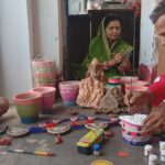 Inq Tmp 30 बाथ गांव के एक कलाकार इन्दुशेखर पांडे ने गोबर से बनाए कई प्रतिमा एंव दिप, इलाके मे हैं चर्चा का विषय।